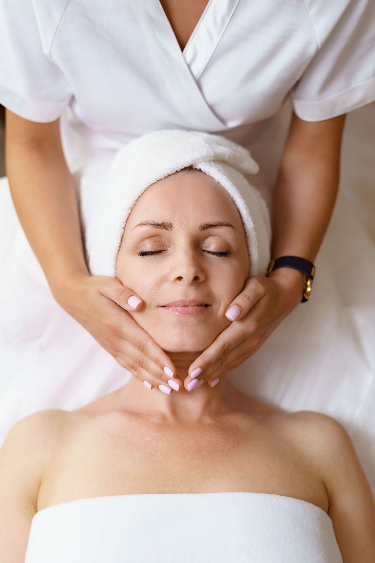 inicio-arriba mujer recibiendo un masaje facial en arancha estetica